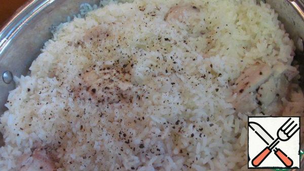 Cook for 15 minutes, after boiling, under the lid on a low heat. In 3-5 minutes. until the end of cooking, add ground black pepper. After cooking, leave for 15 minutes on the stove without fire.
