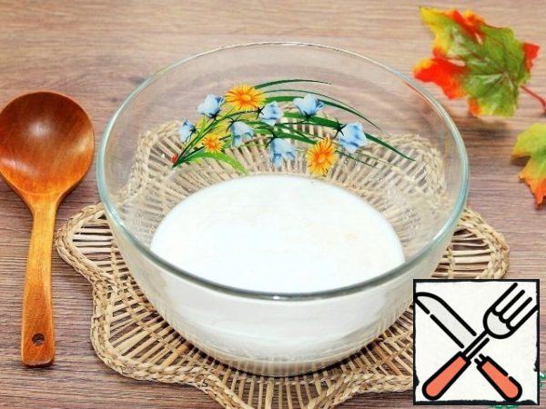 Prepare the dough for the baguette. Mix yeast (1 tsp), sugar (1 tsp) with warm water (150 ml) and milk (150 ml).