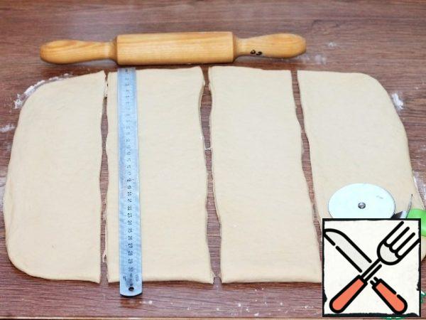 After lifting, spread the dough on the table top dusted with flour and knead.
Roll out the dough to the size of 30 * 40 cm and divide into 4 parts (tortillas).