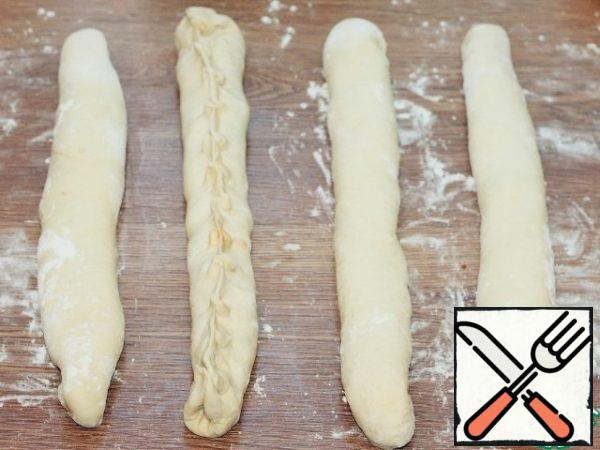 Pinch the edges of the tortillas, turn them over and roll them in flour.