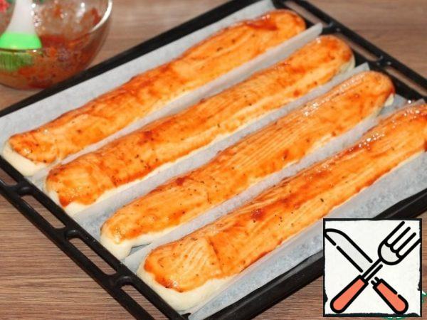 After increasing the blanks, lubricate the top with tomato sauce.