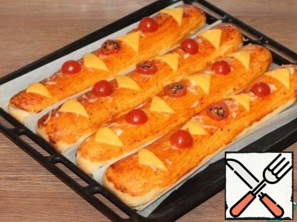 Sprinkle the blanks with grated cheese (1 tbsp each), and gently pour the top with olive oil (1 tsp each).
I decorated the top with plate cheese and cherry tomatoes.