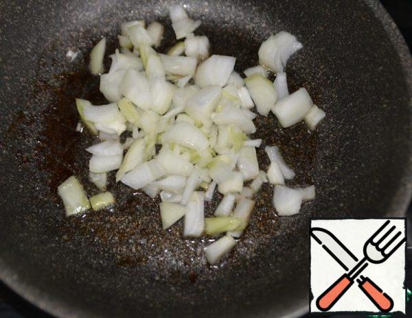 Onions cut into cubes, fry in fat from bacon to transparency.