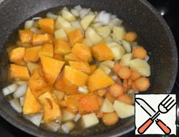 Put the vegetables in the pan to the onion, pour boiling water to cover the vegetables. Bring to a boil and cook for 20 minutes over medium heat.