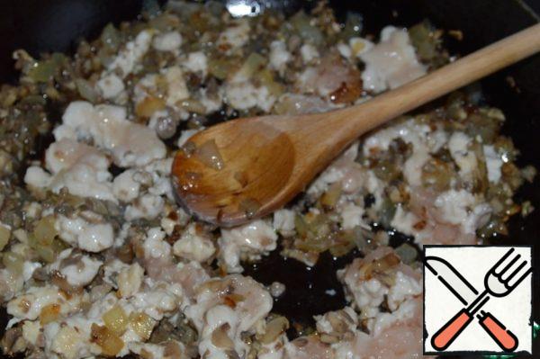 Add the shredded chicken breast and stir.
Fry for another 3 minutes.