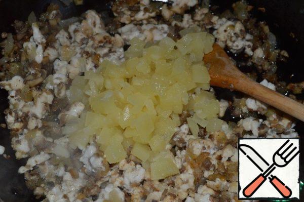 Add the crushed canned pineapples and mix.
Warm up for 1 min.
