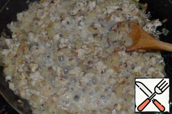 Pour in the cream, stir and heat for 2 minutes.
Turn off the heat and cool slightly.