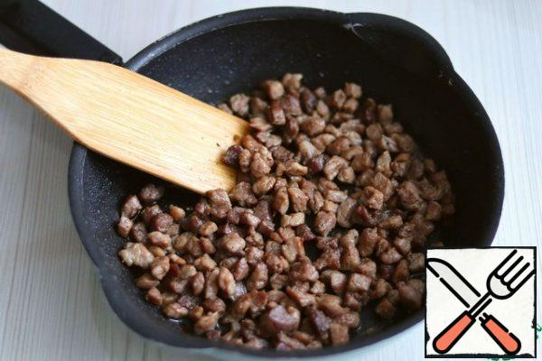 Pork (200 gr.) cut into small cubes, about 1 cm. - 1.5 cm. Add 3 tablespoons of classic vegetable oil to the pan, put out / fry the pork pieces until tender, add salt and ground black pepper to taste.
