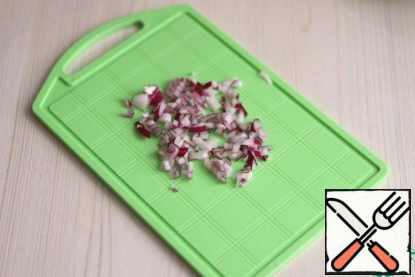 Chop the red onion (1 PC.) into small cubes.