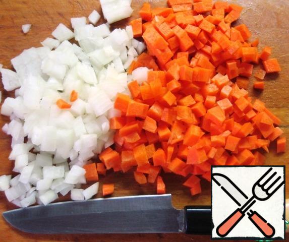 Chop the onion and carrot. Heat the vegetable oil in a frying pan and fry the vegetables until soft.