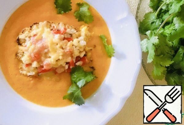 In a deep dish, pour the carrot sauce, put the ready-made cabbage from the oven, and garnish with herbs. Bon Appetit!