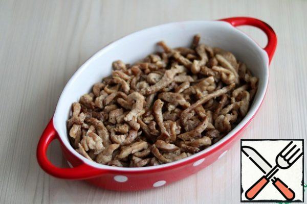 At the bottom of the baking dish, add 1 tablespoon of vegetable oil, put the fried pork.