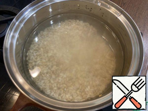 Drain the water from the swollen pearl barley, put it in a saucepan, cover with water (1-1.5 liters), salt (1/3 tbsp. l) and put on fire. After boiling, cook for 30 minutes. Make sure that the cereal is not overcooked, as in the future it will still be stewed with chicken.
