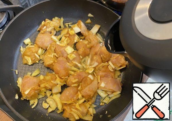 Put the pan with the chicken on a high heat, add a little water (about half a Cup), bring to a boil under the lid.