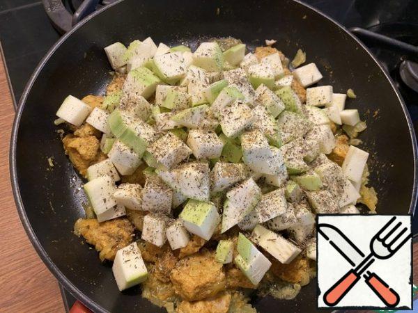After boiling the liquid from the chicken (after about 25-30 minutes), add the sliced zucchini, dried Basil (1-2 tsp to taste) and salt (about 1/3 tsp) and mix.
If there is a lot of water left in the chicken, drain the excess water BEFORE adding the zucchini, as the zucchini will still give off the liquid.
Simmer under the lid for 5-7 minutes, until the zucchini is slightly softened (should be al dente).