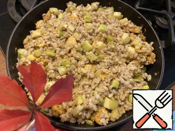Turn off the heat and let the ready-made pearl porridge with chicken and zucchini brew for another 2 minutes. Such beauty is obtained in the end.