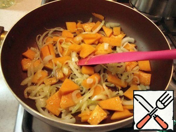 Fry the onion and pumpkin until half cooked.
