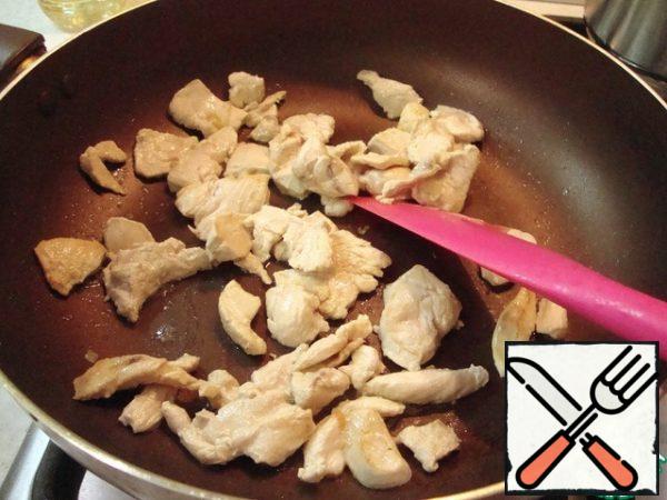In a separate pan ( or remove the onion and pumpkin from this pan), fry the chicken breast until it turns white. If there is not enough oil left, you can add 2 tablespoons of water and slightly extinguish. I did just that.