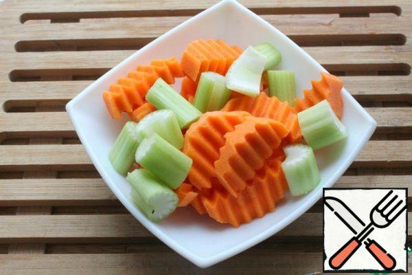 Cut the onion into large feathers.
Remove the seed pod from the Apple and cut it into large pieces. Put all the vegetables in a bowl.
Pour in the olein vegetable oil.
Mix well to redeem the vegetables in the oil.