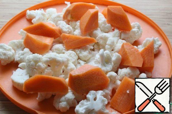 Sort the cabbage into inflorescences.
Peel the carrots and cut them into slightly larger than average pieces.