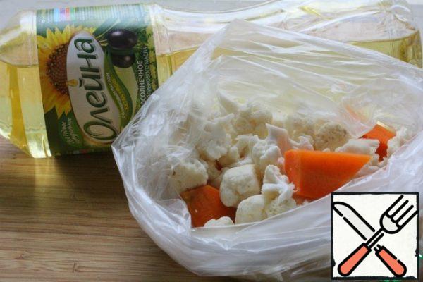 Put the vegetables in a bag.