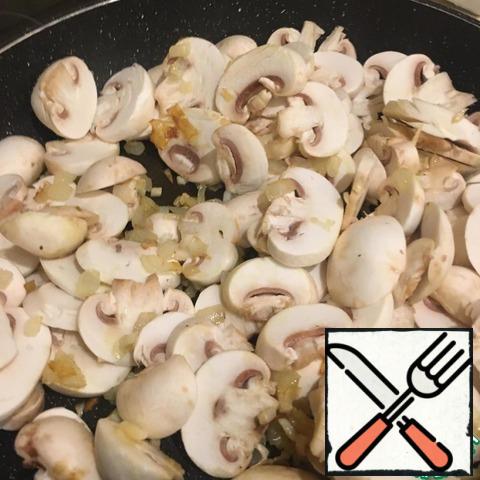 As soon as the onion and garlic start to fry, add the mushrooms and mix thoroughly. Increase the fire a little. We're always in the way.
