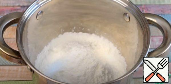In a saucepan, pour the sugar and flour and mix well.
