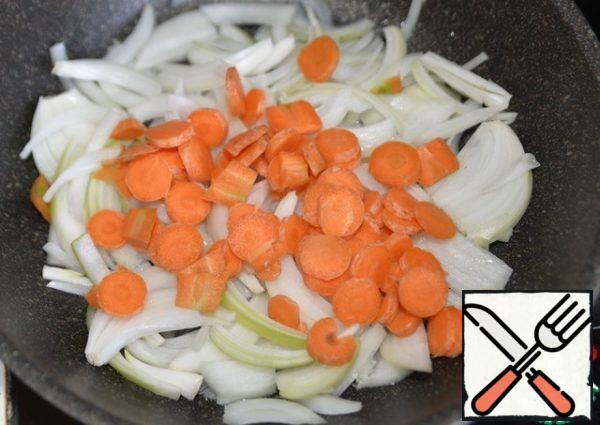 Finely chop the carrots, put them in a pan with onions. Fry and simmer over medium heat for 5 minutes.