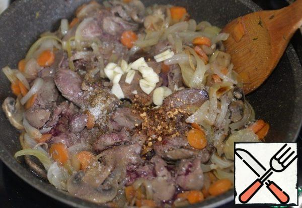 Increase the heat and fry the liver until browned. Stir. Add the chopped garlic, salt, pepper mixture, coriander and fennel.