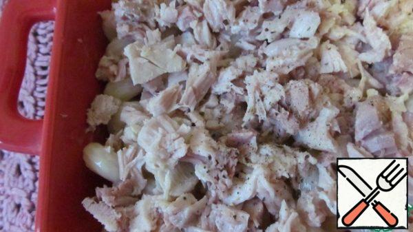 Put a layer of boiled chicken thighs on top, then finely chop them.
Pepper.