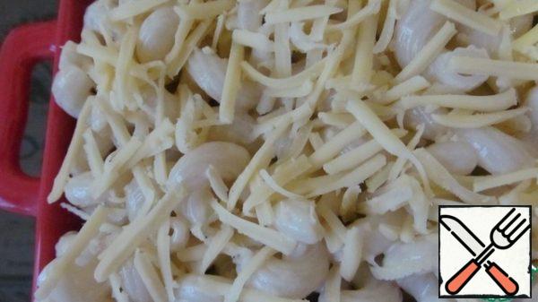 Cover with the remaining pasta. Add cheese. Cover with foil and bake at 180 gr. 25-30 min. 5 minutes before cooking, remove the foil.