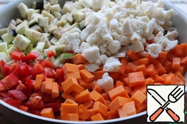 Cut all vegetables into small cubes.
Peel the garlic.