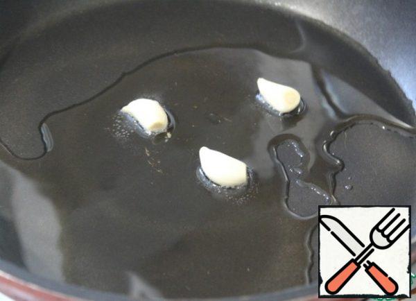 In a preheated frying pan with olein vegetable oil, fry the garlic.