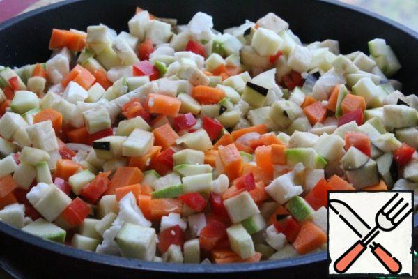 Add the vegetables.
Salt and pepper.
Cover with a lid and fry over medium heat for 10 minutes, stirring a couple of times.