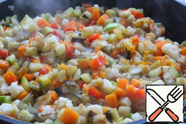 Open the lid and fry the vegetables, stirring, for 3 minutes.
Leave to cool. Remove the garlic.