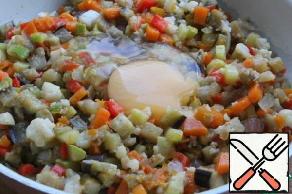 Add the egg to the cooled vegetables.
Mix well.