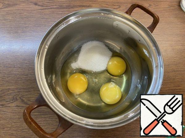 To make the milk-oil preparation.
In a small saucepan, mix the milk, butter and sunflower oil, put on the fire, bring almost to a boil. Start making the main dough.
Mix the chicken eggs and sugar in a deep bowl.
