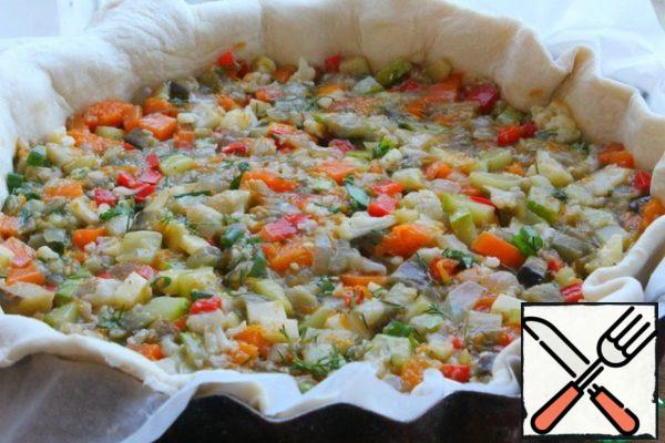 Roll out the dough on parchment and put it in a mold.
Spread the filling on the dough.