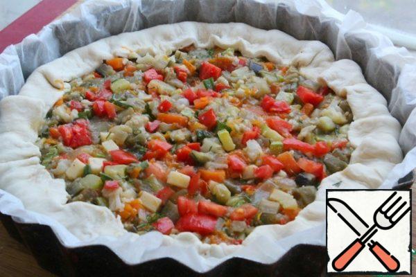 Wrap the edges of the dough on the filling.
The oven is preheated to 180*C degrees.
Put the pie in the oven-baked on the middle shelf.
After half an hour, lubricate the edges with yolk.
