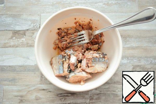 I used canned saury. You can use any natural canned fish (without tomatoes) - pink salmon, mackerel, sardine, tuna, etc.

Mash the canned fish, first draining the liquid.