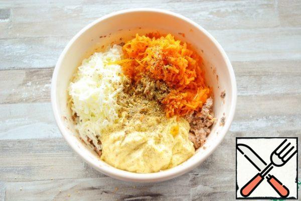 Add the egg whites grated on a fine grater and boiled carrots. Here, add the butter-yolk mass from step 1. Season with pepper.
