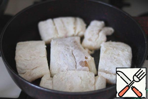 Add 6 tablespoons of classic sunflower oil to the pan. Heat a frying pan over medium heat. Next, lay out the cod slices.
