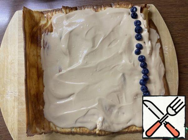 Unwrap the roll, brush with cream (not completely, leave the dough on the edges without cream), put the berries in one row and roll up the roll. Trim the edges so that the roll has an aesthetic appearance)
Top with the remaining cream, sprinkle with coconut shavings and garnish with strawberries, raspberries and nuts.
Put in the refrigerator for soaking for 5 hours, but preferably overnight.