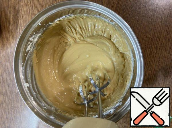 Beat the condensed milk and ricotta with a mixer.