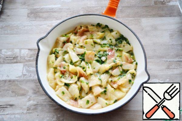 Pour 1 tablespoon of oil into the pan and brush the pan well with oil.
You can also bake in a ceramic form. Put the Pollock together with the egg mass in a frying pan (or baking dish).