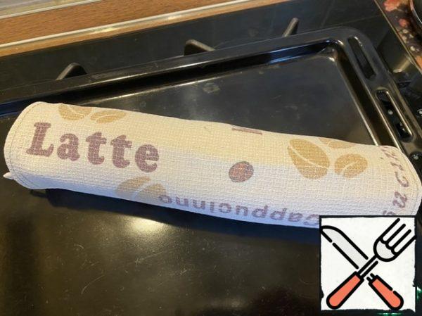 Wrap the roll with a towel. Leave to cool. You can put it in a bag so that the sponge cake does not dry out and becomes soft while the cream is being prepared.