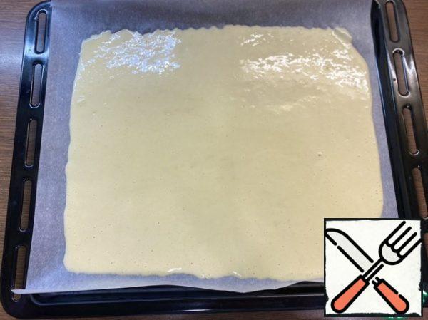 Put the dough on a baking sheet covered with parchment (only use a proven parchment that will not stick to the dough!), bake in the oven at 180 degrees for 10 minutes, until the top is Golden.