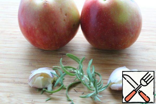 Cut the apples, remove the seed pods and cut each into 6 parts.
Crush the garlic.
Clear the rosemary needles.