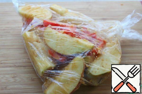 Put the apples and peppers in a bag, pour the remaining marinade without garlic, and mix well.