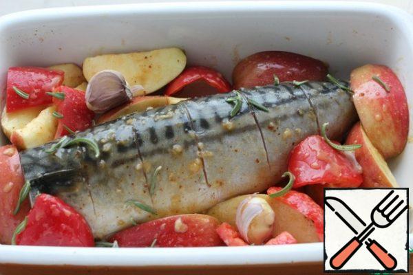 Place the apples and pepper next to the fish.
180 degree oven.
Bake for 20-30 minutes.
I have a ceramic mold-baked at 200 for 15 minutes, then added nuts and another 10 minutes.
Focus on your oven!